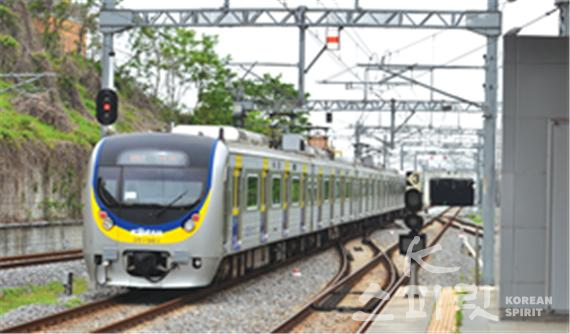 현재 수인선을 운행중인 전통열차. [사진=국토교통부]