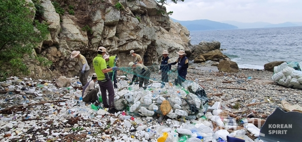 9월 15일(화), 지자체와 합동으로 실시한 통영 매물도 당금해변 쓰레기 수거하는 모습 [사진=환경부]