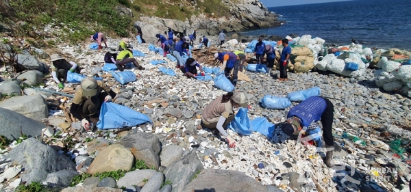 9월 15일(화), 지자체와 합동으로 실시한 통영 매물도 당금해변 쓰레기 수거하는 모습 [사진=환경부]