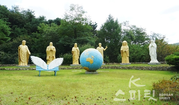 마고상 위쪽에는 전 세계의 성인들이 지구의 평화를 기원하는 평화기원상이 있다. [사진=황연아 기자]