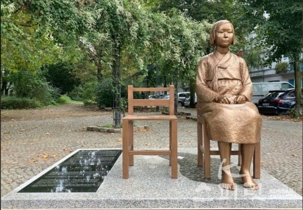 베를린 미테구에 설치된 평화의 소녀상. 허가를 받아 공공장소에 설치된 것은 최초이다. [사진=페이스북 이미지 갈무리]