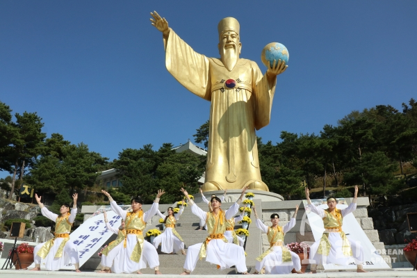 천신무예 예술단이 개천문화대축제에서 축하공연으로 '천부신공'을 펼치고 있다. [사진=김경아 기자]