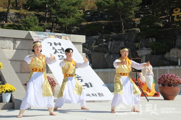 천신무예 예술단이 개천문화대축제에서 축하공연으로 '천부신공'을 펼치고 있다. [사진=김개령 기자]