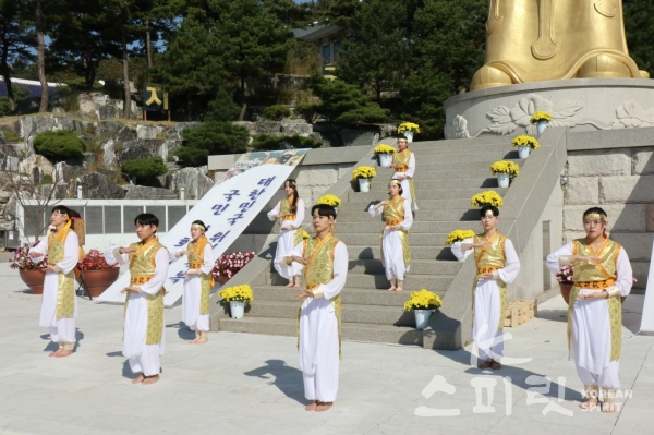 천신무예 예술단이 개천문화대축제에서 축하공연으로 '천부신공'을 펼치고 있다. [사진=김경아 기자]
