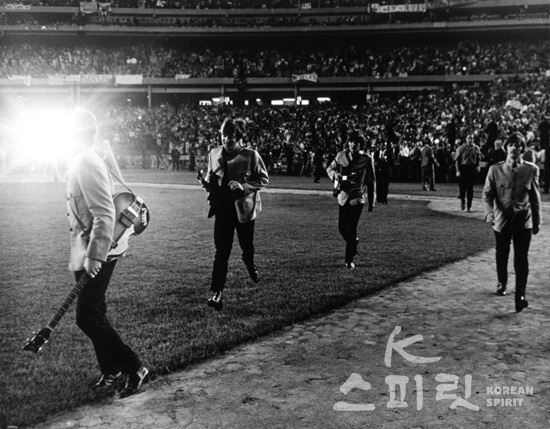 ‘Shea Walk’ (15th Aug. 1965 Shea Stadium, New York, United States 55.8 x 43.4㎝). [사진=XCI 제공]