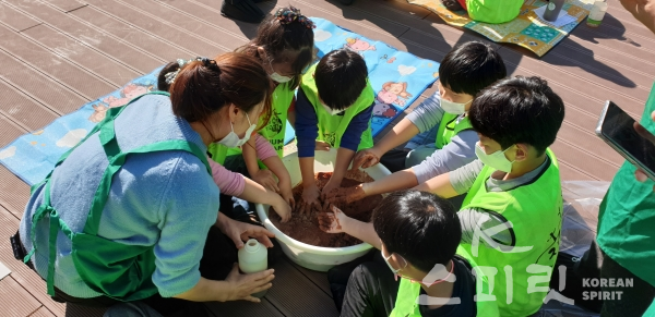 학생들과 학부모가 마음을 모아 정성스럽게 EM흙공을 만들고 있다. [사진=지구시민연합 전북지부]