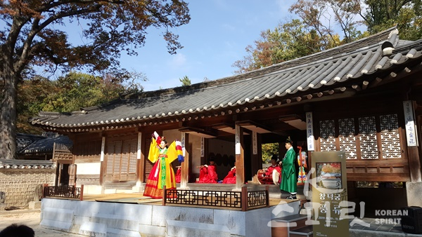 지난해 창덕궁에서 열린 '춘앵전' 공연. [사진=문화재청]