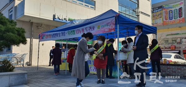 한국여성농업인전남도연합회가 11월 10일 농업인의 날을 앞두고 쌀 소비촉진 행사 일환으로 ‘가래떡 나눠주기 행사’를 했다. [사진=전남도]