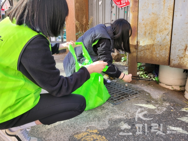 지구시민연합 전북지부는 11월 8일(토) 오전 10시부터 자원봉사자 13명이 모여 정읍시 중앙로에서 쓰레기 줍기와 환경캠페인을 펼쳤다. [사진=지구시민연합 전북지부]