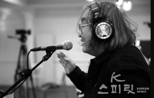 한국 포크록의 대부 한대수 씨가 마지막 앨범 '하늘 위로 구름따라'를 14일 발매했다. [사진=오디오가이 제공]