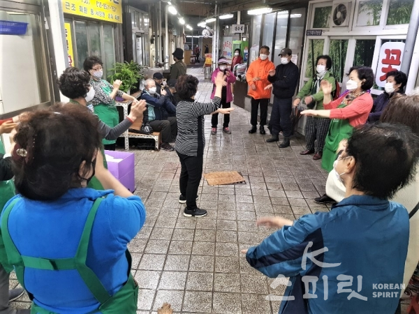 지구시민연합 부산지부 영도지회(이하 영도지회)는 11월 19일(목) '사랑의 도시락 나누기' 무료급식 행사를 펼쳤다.