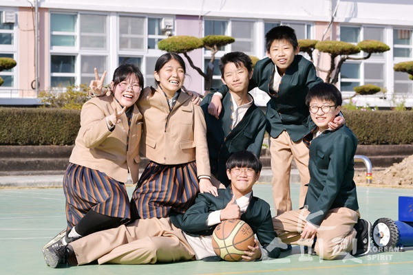 전남 강진 작천중학교에서 한복교복을 입고 농구코트에 모인 학생들. [사진=문화체육관광부]