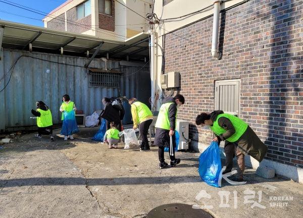 지구시민연합 전북지부 자원봉사자 학생들이 정읍시 중앙로 부근에서 쓰레기를 줍고 있다. [사진=지구시민연합 전북지부]