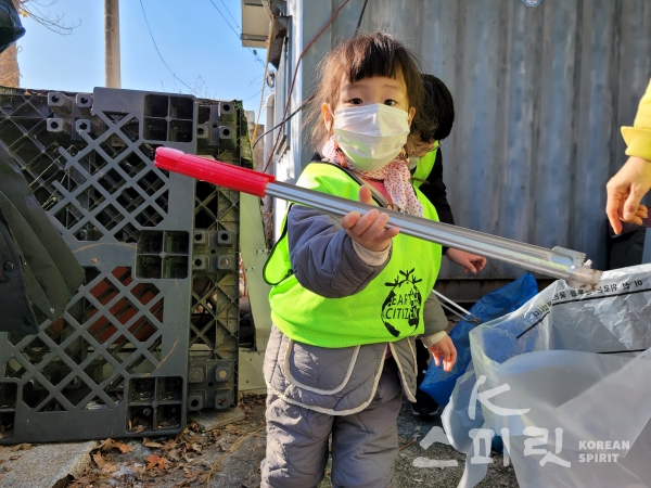 지구시민연합 전북지부 자원봉사에 함께 한 4살 어린이의 모습 [사진=지구시민연합 전북지부]