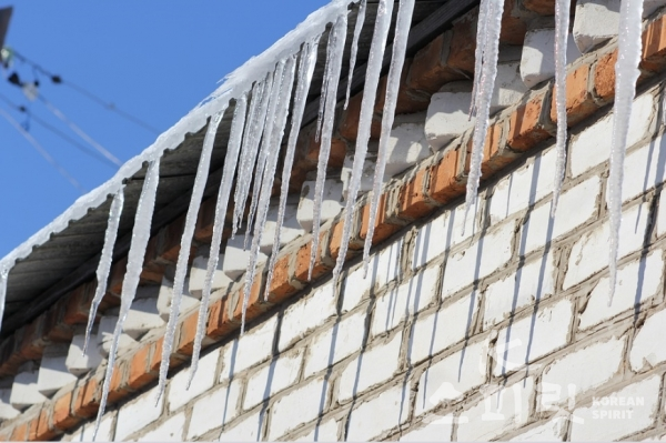 행정안전부가 추운 겨울철로 접어들며 건물 외벽 등에 생긴 고드름이 떨어져 발생하는 안전사고에 각별한 주의를 요청했다. [사진=Pixabay]
