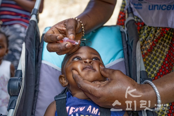 콩고 킨샤사 지역에서 생후 5개월의 사라가 소아마비 예방접종을 경구투여로 받고 있다. 유니세프는 코로나19의 위험 속에서 예방 가능한 질병으로부터 어린이를 보호하기 위해 예방접종 캠페인을 전개하고 있다. [사진제공= 유니세프한국위원회]
