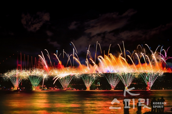 새해를 알리는 보스포러스 대교 위의 화려한 불꽃놀이 (c)Pixabay_Alpcem. [사진제공=터키문화관광부]