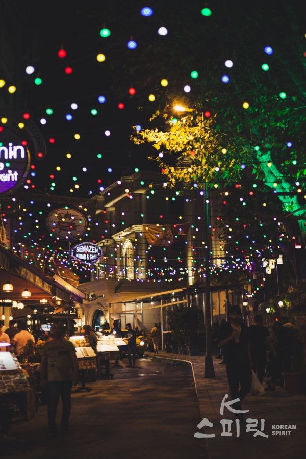 알록달록 불빛으로 장식된 이스탄불 거리   (c)flickr_Vadim Istratov. [사진제공=터키관광부]