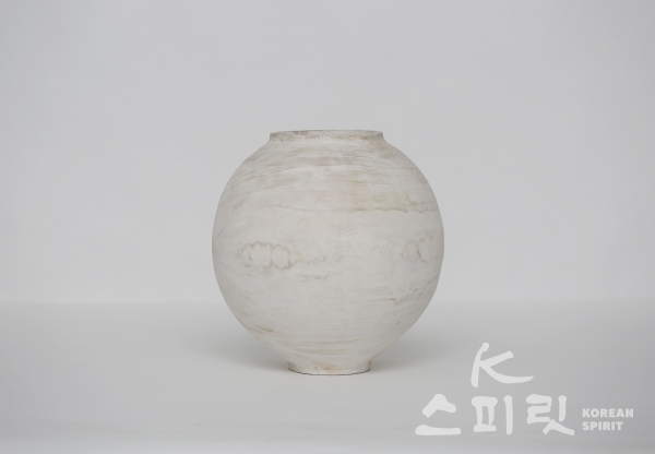 김규, maria 10, ∅32xH32, wood, white clay, 2019. [사진제공=갤러리그림손]