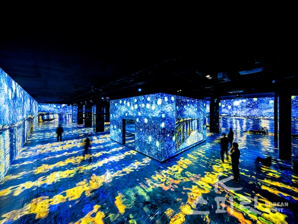 빈센트 반 고흐, '론강의 별이 빛나는 밤' 상영 전경. (빛의 벙커 : 반 고흐’展, Culturespaces Digital - Bunker de Lumières - Vincent van Gogh 2019 - Directors : G. Iannuzzi - R. Gatto - M. Siccardi - Sound track L. Longobardi)  © Gianfranco Iannuzzi. [ 이미지 제공=빛의 벙커]