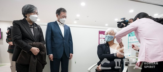 문재인 대통령이 2월 26일 마포구보건소에서 김윤태 넥슨어린이재활병원장이 코로나19 백신 예방접종을 맞는 것을 지켜보고 있다. [사진=청와대]