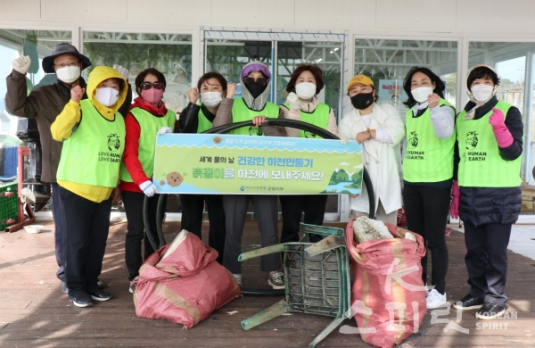 춘천 의암호 수중 쓰레기 수거 작업을 마친, 지구시민연합 회원들. [사진=김경아 기자]