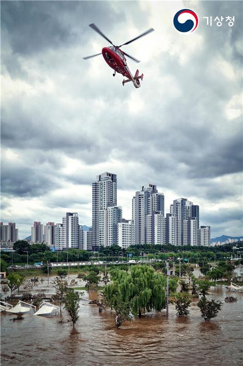 금상을 받은 정규진 作 '도시를 구하라'-역대 최장 54일간의 장마가 있었던 2020년의 여름날(2020년 8월 서울 서초구 반포동 촬영). [사진=기상청]
