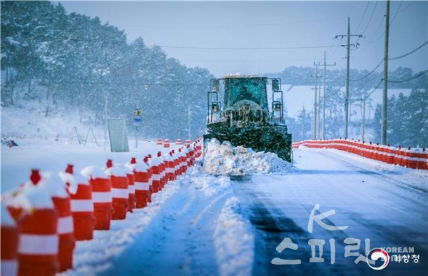 특별상 사진 이정자 作 '제설작업' - 눈 쌓인 도로를 제설차량이 눈을 치우고 있다(2018년 1월 충남 서천군 기산면 촬영). [사진=기상청]