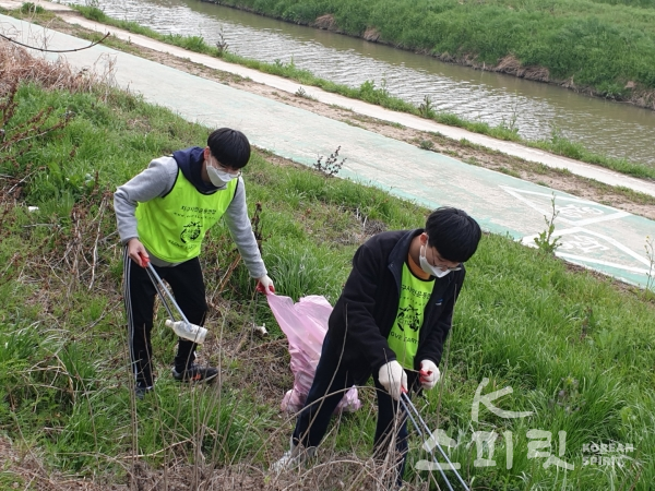 자원봉사자들이 풍영정천 상류에서 쓰레기줍기 정화활동을 펼치고 있다. [사진=지구시민연합 광주전남지부]