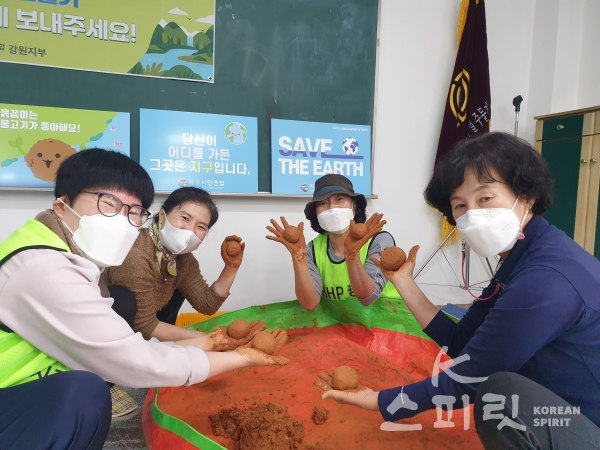 25일(목) 강릉시 신리천에서는 주문진노인대학 18명이 참여한 가운데 EM흙공 던지기와 EM흙공 만들기 행사를 펼쳤다. [사진=지구시민연합 강원지부]