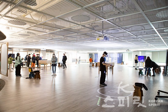 3월 26일(금)에 진행한 서울예술교육센터 개관 기념 프로그램인 'VR 드로잉 워크숍'에서 청소년들이 체험을 하고 있다. [사진제공=서울문화재단]