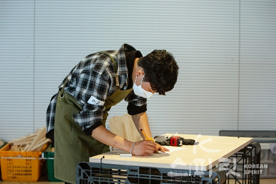 26일(금) 진행한 서울예술교육센터 개관 프로그램 '공소'에 참여한 한 청소년이 자신이 상상한 '도구'를 직접 만들기 위한 밑그림을 그리고 있다.  [사진제공=서울문화재단]