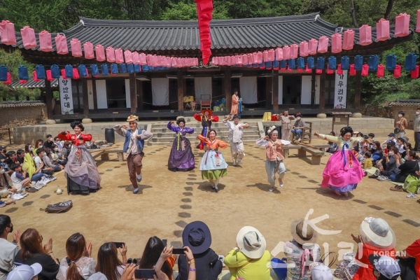 한국민속촌은 조선 시대 축제 ‘웰컴투조선’이 4월 3일부터 6월 20일까지 개최한다. 사진은 사또생일잔치 공연 장면. [사진제공=한국민속촌]