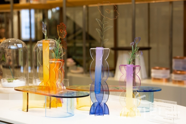 ‘S-store’ 입점상품인 황희지(스튜디오리포소)의 ‘Acrylic rounded vase series, Acrylic flower series, Acrylic Mini shelf’ . [사진제공=서울문화재단]