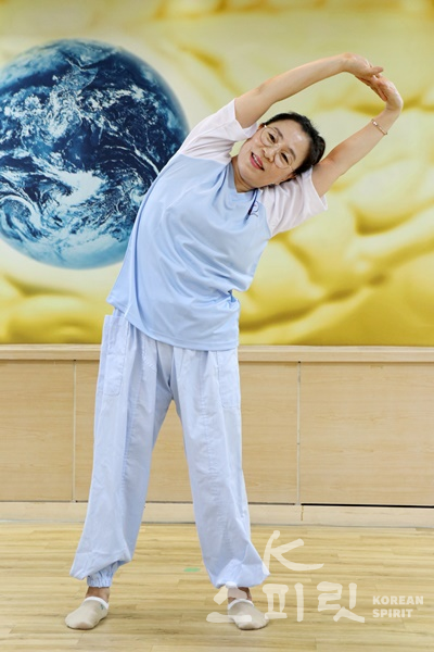 브레인명상전문가 신혜영 씨가 4월 6일 단월드 공덕센터에서 브레인명상을 하고 있다. [사진=김경아 기자]