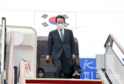 정세균 국무총리가  이란 방문을 마치고 4월 13일 성남 서울공항에 도착, 환영인사를 받고 있다. [사진제공=총리실]