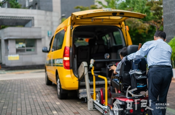 서울시설공단은 20일(화) 장애인의 날을 맞아 장애인콜택시 무료 운행 서비스를 실시한다. [사진=서울시]