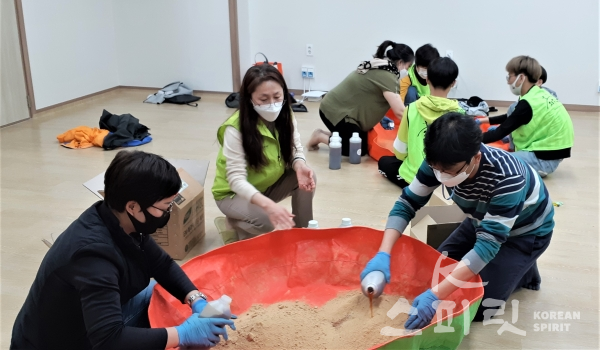 벤자민인성영재학교 충남학습관 학생들과 학부모들이 EM흙공 만들기를 하고 있다. [사진=지구시민연합 충남지부]