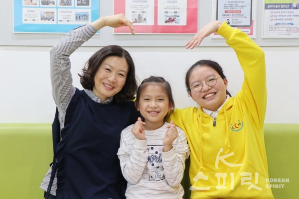 (왼쪽부터) 어머니 강선미 씨, 뇌교육을 하는 막내동생 하지민 양, 하지연 학생. [사진=강나리 기자]