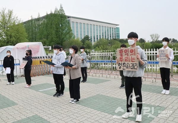 벤자민인성영재학교는 22일 국회의사당 앞에서 교육기본법 상 '홍익인간' 교육이념의 가치를 밝히고 홍익인간 교육강화를 촉구하는 기자회견을 개최했다. [사진=강나리 기자]