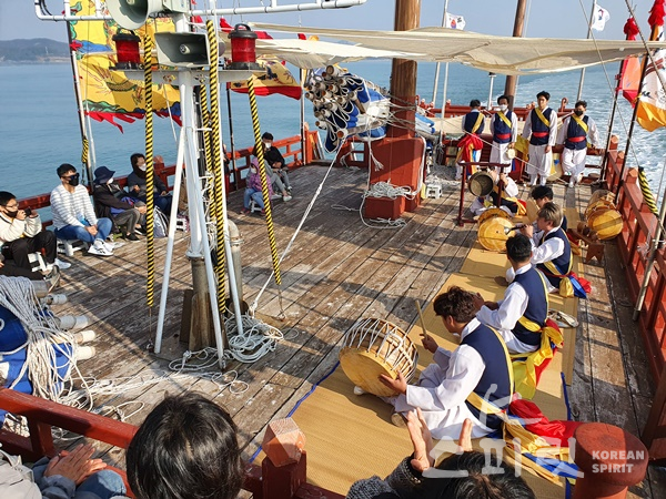 국립해양문화재연구소는 4월 28일부터 10월 28일까지 '선상박물관 문화기행'을 진행한다. 배 위에서 펼치는 사물놀이 선상공연. [사진=문화재청]
