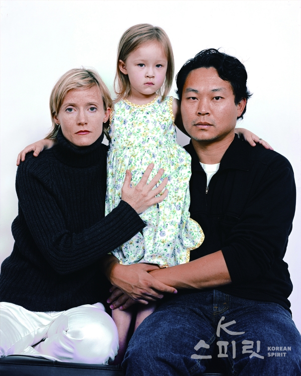 변순철, Interracial Couple, 2002, Archival pigment print, 195 x 152 cm. [사진제공=아라리오갤러리]