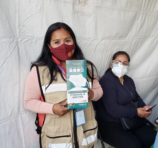 한인회가 기증한 마스크를 들고 있는 멕시코 공무원. [사진제공=멕시코한인회]