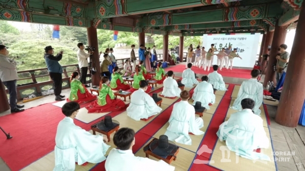 17일 성년의 날을 맞아 서울 남산골 한옥마을에서 열린 전통 성년례 재현행사. [사진=유튜브 영상 갈무리]