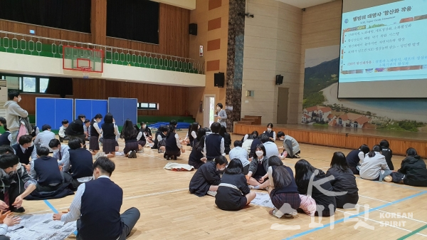 도초고등학교 학생 120여 명이 교내 체육관에서 친환경 관련 강의를 듣고 있다. [사진=지구시민연합 광주전남지부]