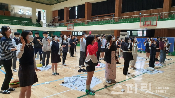 도초고등학교 체육관에서 학생 120여명이 지구시민선언문을 낭독하고 있다. [사진제공=지구시민연합 광주전남지부]