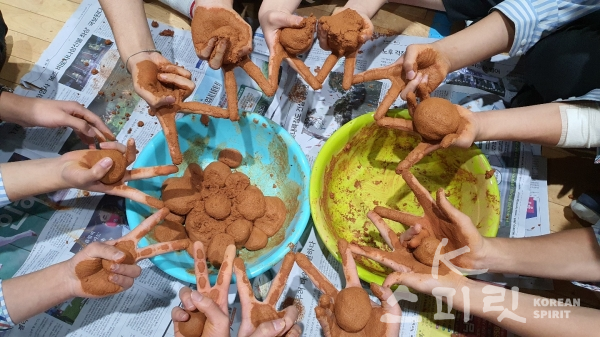 도초고등학교 학생 120여명이 EM흙공을 만들고 있다. [사진 제공=지구시민연합 광주전남지부]