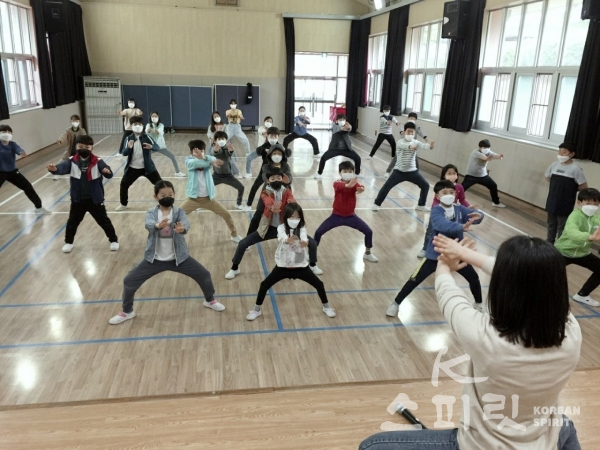 강민숙 선생님은 남원 왕지초등학교 전교생을 대상으로 국학기공 학교스포츠클럽 활동을 하고 있다. [사진=본인 제공]