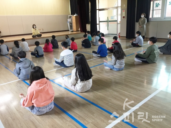 남원 왕지초등학교 학생들과 국학기공 수련 후 호흡명상을 하는 아이들. [사진=본인 제공]
