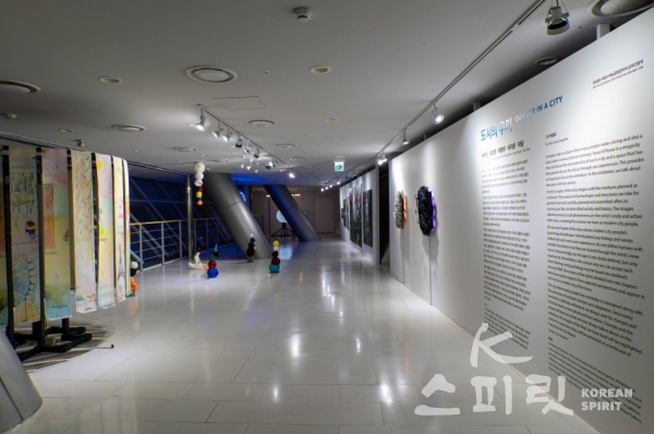 서울시가 온라인 하늘광장 갤러리를 통해 VR로 소개하는 이장로 기획전 '도시의 우리' 전시 전경. [사진=서울시]